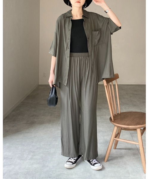 She's Closet(シーズクローゼット)の「ルーズ半袖シャツ&ワイドパンツスタイルセットアップ(セットアップ・レディース・ダークオリーブ/グレー×サックスブルー/スモークピンク・FREE)」の4枚目の写真