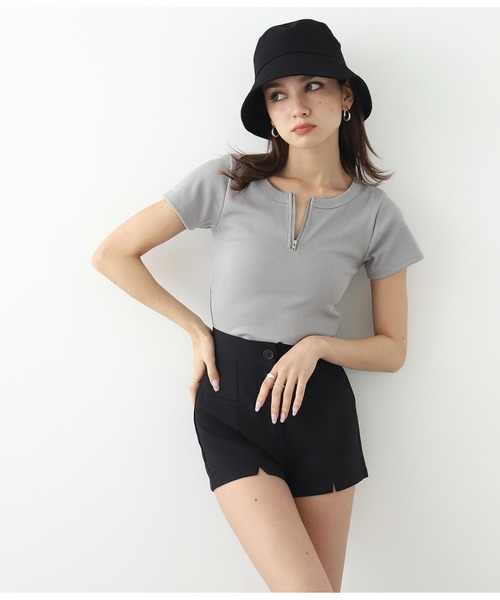 ANAP（アナップ）の「ハーフジップリブトップス（Tシャツ/カットソー・レディース・オフホワイト/ブラック/モスグリーン/グレイッシュベージュ・FREE）」の4枚目の写真