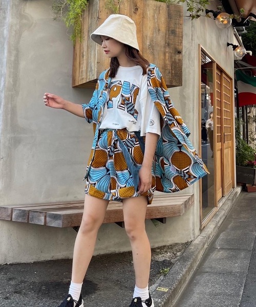 moyan ecri(モヤン エクリ)の「<moyan ecri>ショートスリーブオープンカラーシャツ【アフリカンファブリック】(シャツ/ブラウス・メンズ・ライトブルー/ホワイト×レッド・FREE)」の2枚目の写真