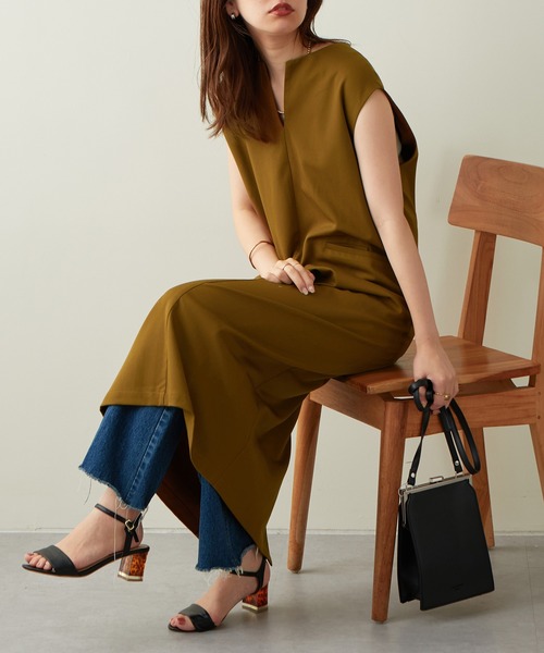 natural couture（ナチュラルクチュール）の「2022AWアイテム/スリットネックジャンバースカート（ジャンパースカート・レディース・ブラック/ベージュ/イエロー系その他/レッド系その他・FREE）」の4枚目の写真