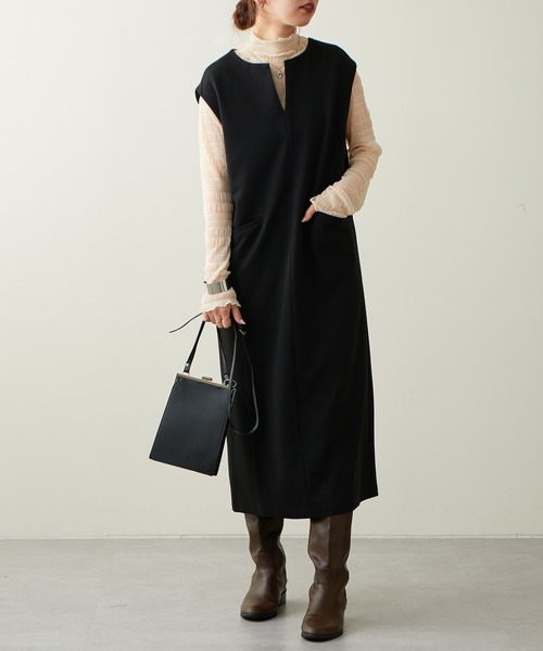 natural couture（ナチュラルクチュール）の「2022AWアイテム/スリットネックジャンバースカート（ジャンパースカート・レディース・ブラック/ベージュ/イエロー系その他/レッド系その他・FREE）」の2枚目の写真