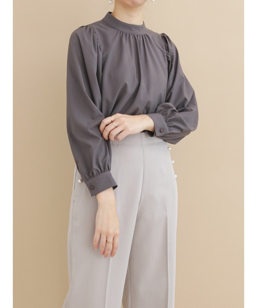 Te chichi(テチチ)の「袖ボリュームスタンドネックブラウス(シャツ/ブラウス・レディース・ベージュ/グリーン/チャコール・フリ-)」の1枚目の写真