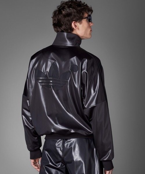 adidas（アディダス）の「BLUE VERSION チリ 62 トラックトップ