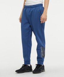 NIKE（ナイキ）の「ナイキ Therma-FIT メンズ テーパード スウッシュ グラフィック フィットネスパンツ / Nike Therma-FIT Men's Tapered Swoosh Graphic Fitness Pants（スウェットパンツ・メンズ）」