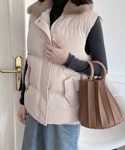 emi+（エミプラス）の「ボリュームファー襟ドッキング中綿ベスト（ダウンベスト・レディース・モカ/ベージュ/ブラック・FREE）」の12枚目の写真