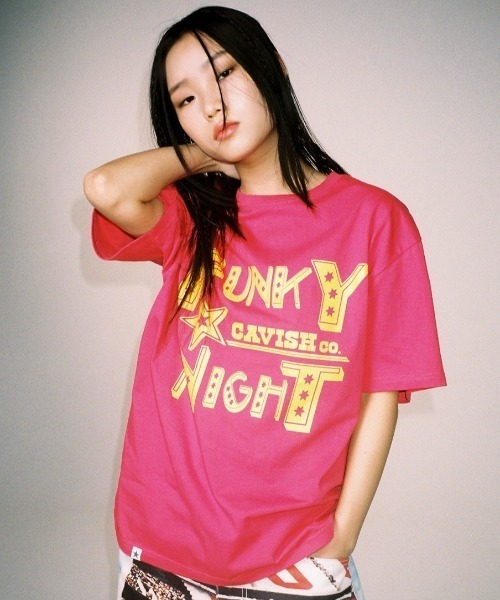 Cavish（カビシ）の「A'GEM/9 × .kom『CAVISH/カビシ』FUNKY NIGHT SS ティーシャツ/ファンキーナイド Tシャツ 半袖 カットソー（Tシャツ/カットソー・メンズ・ピンク/ブラック・M/L）」の2枚目の写真