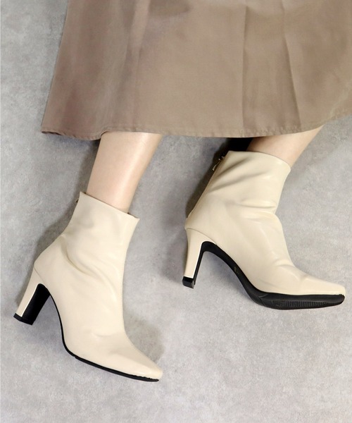 LibertyDoll(リバティードール)の「LibertyDoll/スクエアトゥ7.5cmセットバックヒールストレッチブーツ(9075)(ブーツ・レディース・グレイッシュベージュ/アイボリー/ブラック・S/M/LL/L)」の2枚目の写真