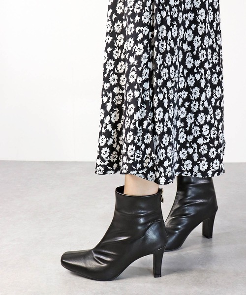 LibertyDoll(リバティードール)の「LibertyDoll/スクエアトゥ7.5cmセットバックヒールストレッチブーツ(9075)(ブーツ・レディース・グレイッシュベージュ/アイボリー/ブラック・S/M/LL/L)」の3枚目の写真