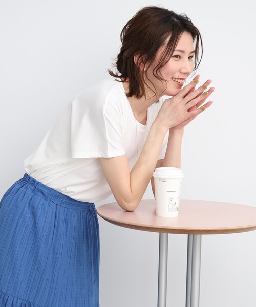 SHOO・LA・RUE（シューラルー）の「◆【接触冷感】とろみ素材で体型カバー 裾タックTシャツ（Tシャツ/カットソー・レディース・ホワイト/ピンク系/ブラック系2/ネイビー系2/ブラック/ネイビー系6/イエロー/チャコールグレー/ナチュラル・00）」の2枚目の写真