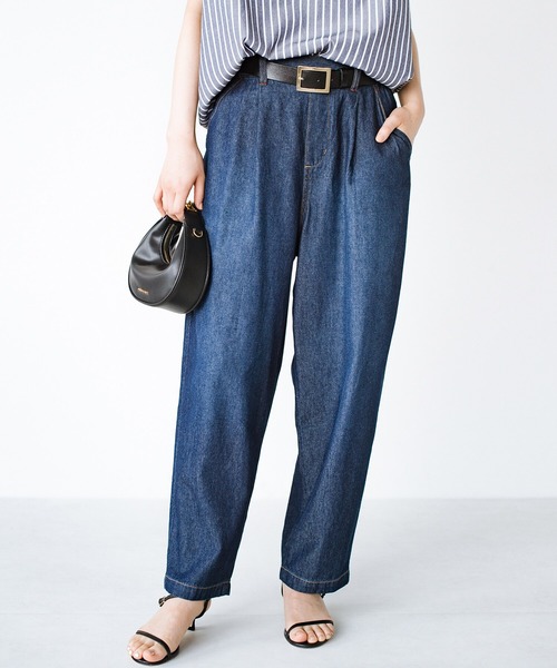 haco!(ハコ)の「別注【refined works】夏でも暑苦しくない!軽やか素材のデニムテーパードパンツ(デニムパンツ・レディース・インディゴブルー/ライトブルー・SMALL/MEDIUM/LARGE/X-LARGE)」の1枚目の写真