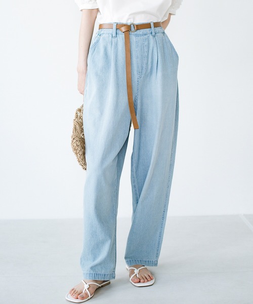 haco!(ハコ)の「別注【refined works】夏でも暑苦しくない!軽やか素材のデニムテーパードパンツ(デニムパンツ・レディース・インディゴブルー/ライトブルー・SMALL/MEDIUM/LARGE/X-LARGE)」の2枚目の写真