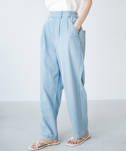 haco!(ハコ)の「別注【refined works】夏でも暑苦しくない!軽やか素材のデニムテーパードパンツ(デニムパンツ・レディース・インディゴブルー/ライトブルー・SMALL/MEDIUM/LARGE/X-LARGE)」の19枚目の写真