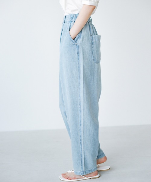haco!(ハコ)の「別注【refined works】夏でも暑苦しくない!軽やか素材のデニムテーパードパンツ(デニムパンツ・レディース・インディゴブルー/ライトブルー・SMALL/MEDIUM/LARGE/X-LARGE)」の21枚目の写真