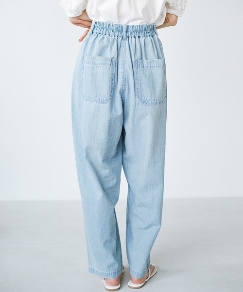 haco!(ハコ)の「別注【refined works】夏でも暑苦しくない!軽やか素材のデニムテーパードパンツ(デニムパンツ・レディース・インディゴブルー/ライトブルー・SMALL/MEDIUM/LARGE/X-LARGE)」の22枚目の写真