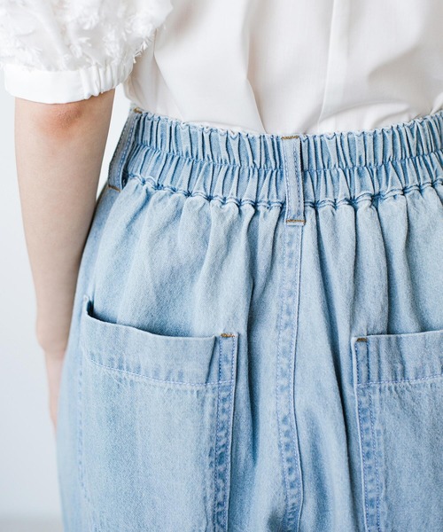 haco!(ハコ)の「別注【refined works】夏でも暑苦しくない!軽やか素材のデニムテーパードパンツ(デニムパンツ・レディース・インディゴブルー/ライトブルー・SMALL/MEDIUM/LARGE/X-LARGE)」の11枚目の写真