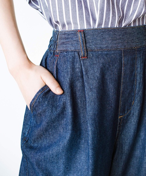 haco!(ハコ)の「別注【refined works】夏でも暑苦しくない!軽やか素材のデニムテーパードパンツ(デニムパンツ・レディース・インディゴブルー/ライトブルー・SMALL/MEDIUM/LARGE/X-LARGE)」の13枚目の写真