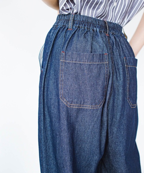 haco!(ハコ)の「別注【refined works】夏でも暑苦しくない!軽やか素材のデニムテーパードパンツ(デニムパンツ・レディース・インディゴブルー/ライトブルー・SMALL/MEDIUM/LARGE/X-LARGE)」の15枚目の写真