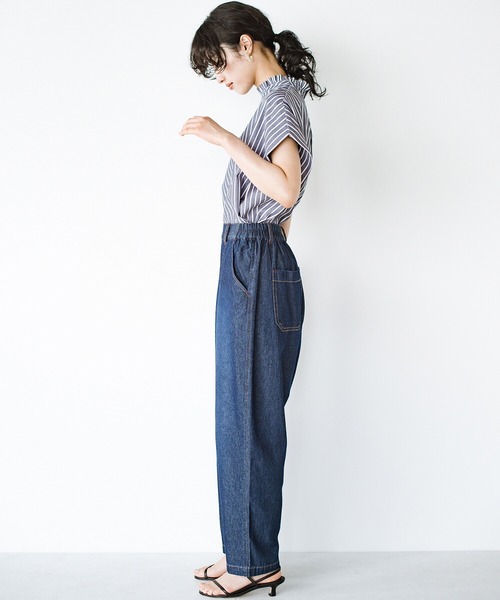 haco!(ハコ)の「別注【refined works】夏でも暑苦しくない!軽やか素材のデニムテーパードパンツ(デニムパンツ・レディース・インディゴブルー/ライトブルー・SMALL/MEDIUM/LARGE/X-LARGE)」の4枚目の写真