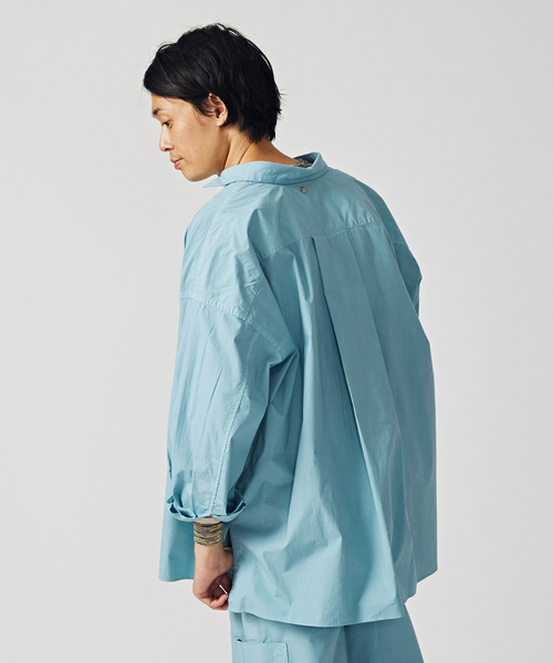 CALMER（カルメール）の「【CALMER / カルメール】別注 ナチュラルダイ ビッグシルエット シャツ（シャツ/ブラウス・メンズ・チャコールグレー/サックスブルー/アイボリー・FREE）」の18枚目の写真