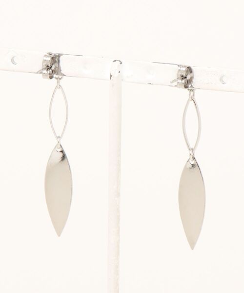 tone（トーン）の「【fuwari】ダブルリーフ　サージカルステンレス　ピアス(MA)（ピアス（両耳用）・レディース・シルバー/ゴールド・FREE）」の3枚目の写真