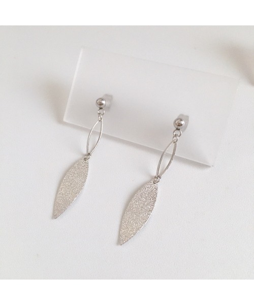 tone（トーン）の「【fuwari】ダブルリーフ　サージカルステンレス　ピアス(MA)（ピアス（両耳用）・レディース・シルバー/ゴールド・FREE）」の2枚目の写真