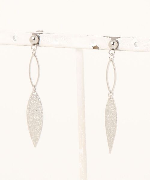tone（トーン）の「【fuwari】ダブルリーフ　サージカルステンレス　ピアス(MA)（ピアス（両耳用）・レディース・シルバー/ゴールド・FREE）」の6枚目の写真