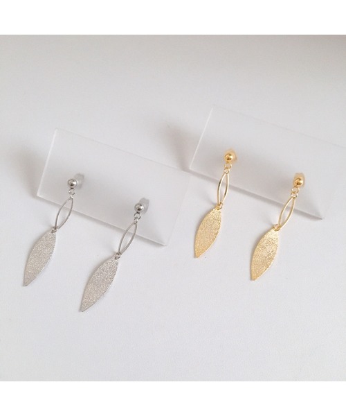 tone（トーン）の「【fuwari】ダブルリーフ　サージカルステンレス　ピアス(MA)（ピアス（両耳用）・レディース・シルバー/ゴールド・FREE）」の5枚目の写真