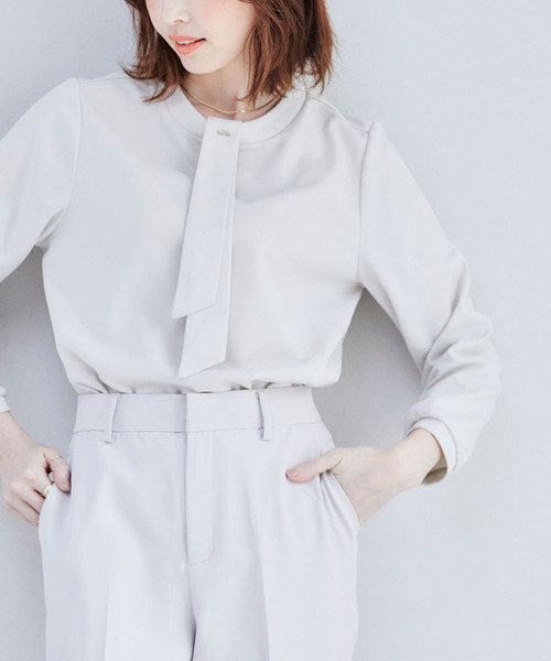 CROSS FUNCTION(クロスファンクション)の「《抗菌防臭・通気性》ボウタイカットソーブラウス【CF/クロスファンクション】(シャツ/ブラウス・レディース・ライトベージュ/ライトグリーン/オフホワイト/ブラック・LL/M/L)」の3枚目の写真