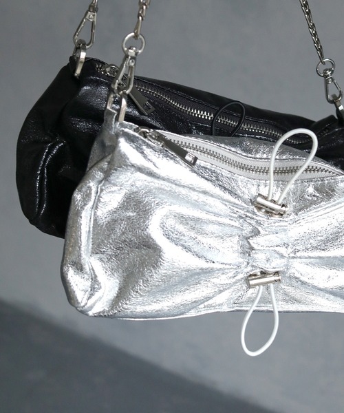 cheriella（シェリエラ）の「【cheriella】チェーンドロストメタリックバッグ（ハンドバッグ・レディース・シルバー/ブラック・ONESIZE）」の2枚目の写真