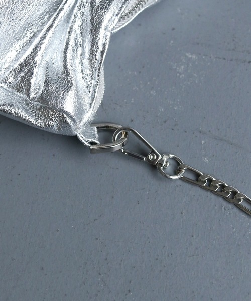 cheriella（シェリエラ）の「【cheriella】チェーンドロストメタリックバッグ（ハンドバッグ・レディース・シルバー/ブラック・ONESIZE）」の20枚目の写真