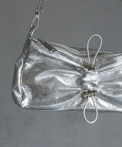 cheriella（シェリエラ）の「【cheriella】チェーンドロストメタリックバッグ（ハンドバッグ・レディース・シルバー/ブラック・ONESIZE）」の17枚目の写真