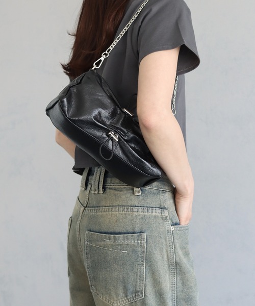 cheriella（シェリエラ）の「【cheriella】チェーンドロストメタリックバッグ（ハンドバッグ・レディース・シルバー/ブラック・ONESIZE）」の4枚目の写真