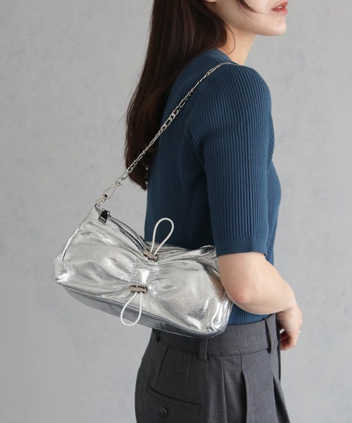 cheriella（シェリエラ）の「【cheriella】チェーンドロストメタリックバッグ（ハンドバッグ・レディース・シルバー/ブラック・ONESIZE）」の10枚目の写真