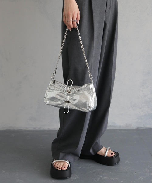 cheriella（シェリエラ）の「【cheriella】チェーンドロストメタリックバッグ（ハンドバッグ・レディース・シルバー/ブラック・ONESIZE）」の12枚目の写真