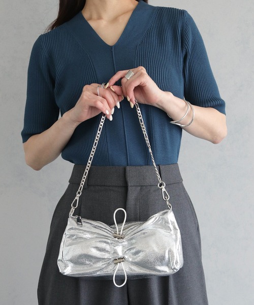 cheriella（シェリエラ）の「【cheriella】チェーンドロストメタリックバッグ（ハンドバッグ・レディース・シルバー/ブラック・ONESIZE）」の11枚目の写真