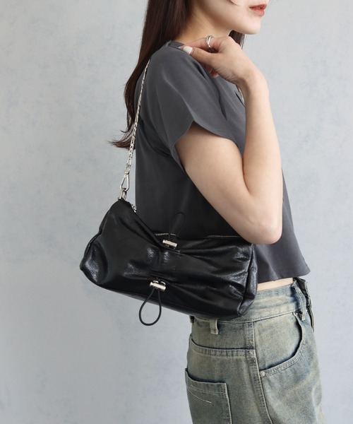 cheriella（シェリエラ）の「【cheriella】チェーンドロストメタリックバッグ（ハンドバッグ・レディース・シルバー/ブラック・ONESIZE）」の3枚目の写真