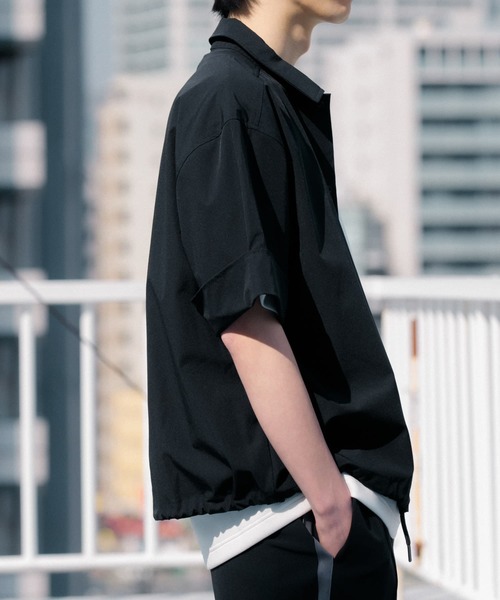 Uiscel（ユイセル）の「Uiscel　4wayストレッチコーチシャツジャケット（ナイロンジャケット・メンズ・ブラック/ブルー・MEDIUM/LARGE）」の2枚目の写真