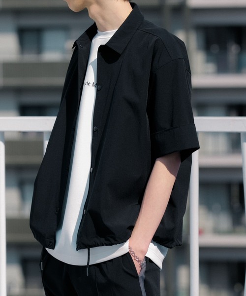 Uiscel（ユイセル）の「Uiscel　4wayストレッチコーチシャツジャケット（ナイロンジャケット・メンズ・ブラック/ブルー・MEDIUM/LARGE）」の3枚目の写真