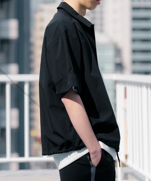 Uiscel（ユイセル）の「Uiscel　4wayストレッチコーチシャツジャケット（ナイロンジャケット・メンズ・ブラック/ブルー・MEDIUM/LARGE）」の5枚目の写真
