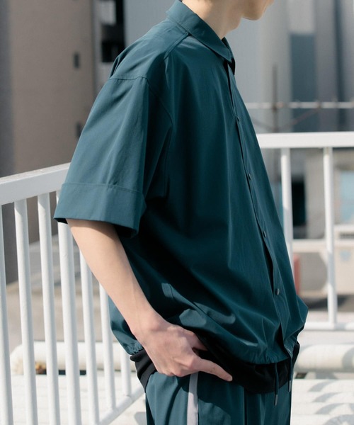 Uiscel（ユイセル）の「Uiscel　4wayストレッチコーチシャツジャケット（ナイロンジャケット・メンズ・ブラック/ブルー・MEDIUM/LARGE）」の11枚目の写真