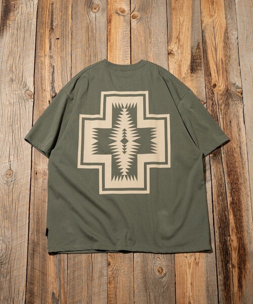 PENDLETON（ペンドルトン）の「PENDLETON/ペンドルトン 別注 バックプリント クルーネックTシャツ/刺繍ロゴ（Tシャツ/カットソー・メンズ・マスタード/オフホワイト/ブラック/オリーブ・MEDIUM/LARGE/SMALL）」の3枚目の写真