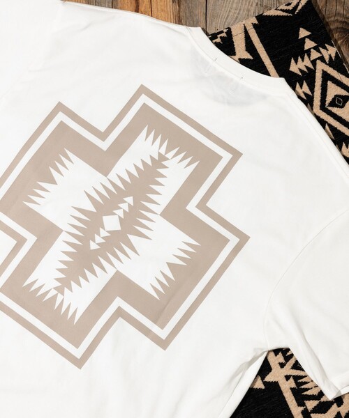 PENDLETON（ペンドルトン）の「PENDLETON/ペンドルトン 別注 バックプリント クルーネックTシャツ/刺繍ロゴ（Tシャツ/カットソー・メンズ・マスタード/オフホワイト/ブラック/オリーブ・MEDIUM/LARGE/SMALL）」の19枚目の写真