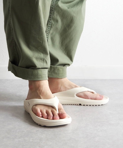 MEI(メイ)の「MEI/メイ トングサンダル フラットサンダル【241022】(サンダル・レディース・グレー/ブラック/オフホワイト/カーキ・23.5/22.5/25.5/26.5)」の2枚目の写真