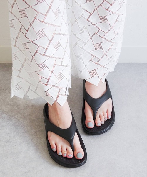 MEI(メイ)の「MEI/メイ トングサンダル フラットサンダル【241022】(サンダル・レディース・グレー/ブラック/オフホワイト/カーキ・23.5/22.5/25.5/26.5)」の3枚目の写真