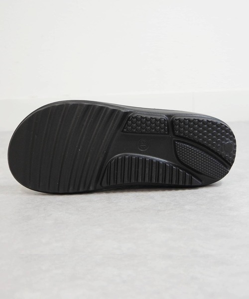 MEI(メイ)の「MEI/メイ トングサンダル フラットサンダル【241022】(サンダル・レディース・グレー/ブラック/オフホワイト/カーキ・23.5/22.5/25.5/26.5)」の8枚目の写真