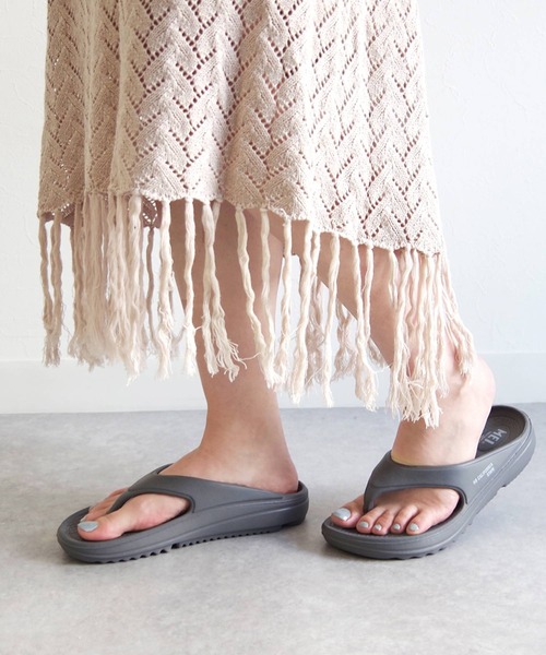 MEI(メイ)の「MEI/メイ トングサンダル フラットサンダル【241022】(サンダル・レディース・グレー/ブラック/オフホワイト/カーキ・23.5/22.5/25.5/26.5)」の22枚目の写真