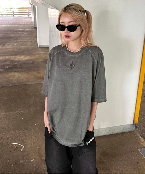 sedacle(セダクル)の「メタルプレート加工TEE(Tシャツ/カットソー・メンズ・ブラック/レッド/ブルー/チャコールグレー・LARGE/MEDIUM/SMALL)」の1枚目の写真