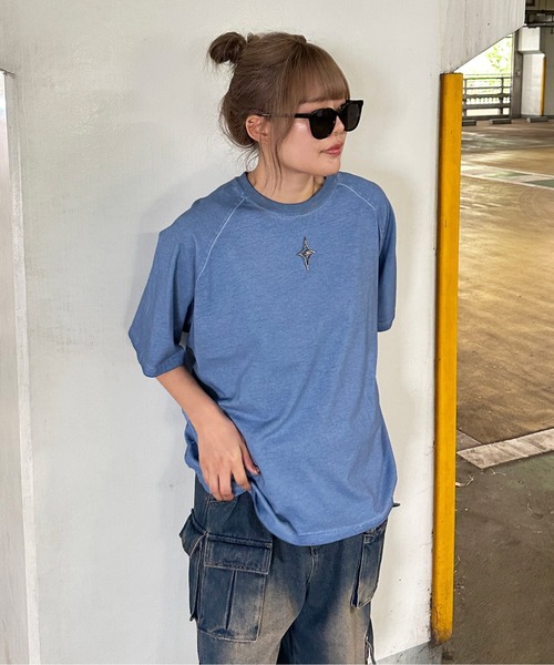 sedacle(セダクル)の「メタルプレート加工TEE(Tシャツ/カットソー・メンズ・ブラック/レッド/ブルー/チャコールグレー・LARGE/MEDIUM/SMALL)」の3枚目の写真