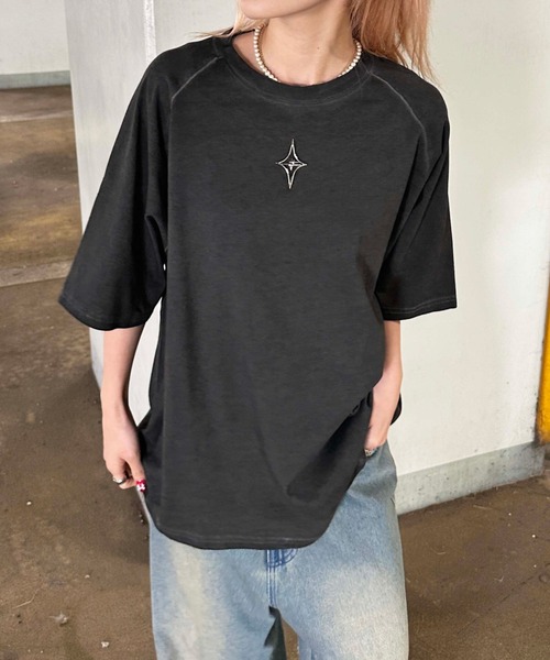 sedacle(セダクル)の「メタルプレート加工TEE(Tシャツ/カットソー・メンズ・ブラック/レッド/ブルー/チャコールグレー・LARGE/MEDIUM/SMALL)」の2枚目の写真