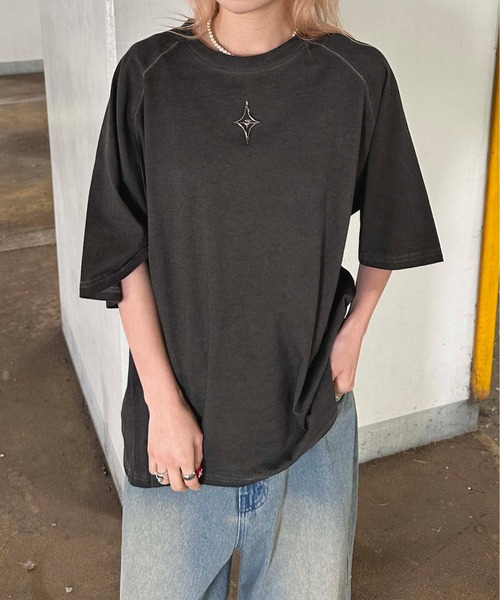 sedacle(セダクル)の「メタルプレート加工TEE(Tシャツ/カットソー・メンズ・ブラック/レッド/ブルー/チャコールグレー・LARGE/MEDIUM/SMALL)」の5枚目の写真